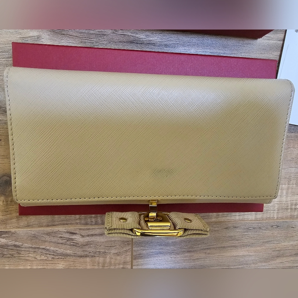Salvatore Ferragamo Vara Ribbon Long Wallet Leather Beige - Picture 9 of 17